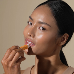 nu-skin-sunright-lipbalm-spf-15-helps-against-chapping-lips-model-image