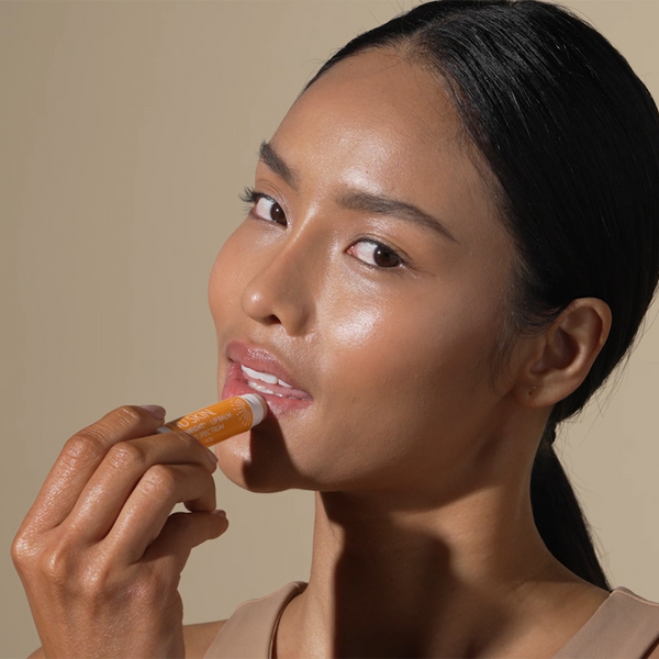 nu-skin-sunright-lipbalm-spf-15-helps-against-chapping-lips-model-image